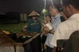 Phát hiện bé gái khoảng 10 ngày tuổi bị bỏ rơi trong thùng rác