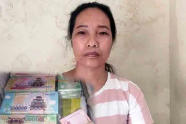 Nữ giúp việc trộm 5.000 USD của gia chủ rồi tráo bằng tiền âm phủ