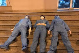 Chống dịch Covid-19: Xúc động hình ảnh y bác sĩ, bộ đội căng mình nơi đầu chiến tuyến