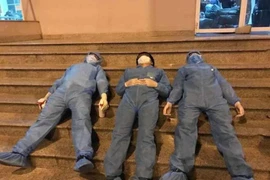 Chống dịch Covid-19: Xúc động hình ảnh y bác sĩ, bộ đội căng mình nơi đầu chiến tuyến