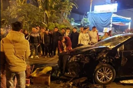 Xe máy kẹp 3 sinh viên va chạm với ô tô, 2 người chết