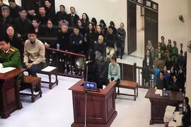 Xét xử vụ bé trai học trường Gateway tử vong: Lý do không điền tên cháu Long