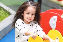 Bé gái “sinh ra để thi Hoa hậu” gây xôn xao mạng xã hội 4 năm trước giờ ra sao?