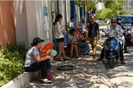 Phụ huynh “đội nắng” thấp thỏm chờ con bên ngoài phòng thi