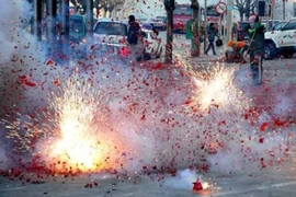 Hành vi đốt pháo trong ngày Tết bị xử phạt thế nào?