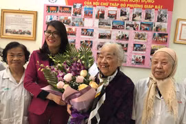 Ấm lòng phòng khám miễn phí của những bác sĩ U70, 80 tại Hà Nội