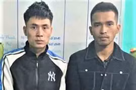 Lái ôtô đi trộm điện thoại