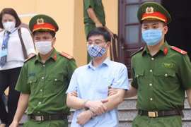 Xét xử gian lận thi ở Hòa Bình: Cựu trưởng Phòng An ninh "phủi" tội