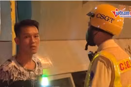 Video: Tài xế vi phạm "rủ bạn" ra quay phim, chụp ảnh ngăn CSGT xử lý