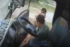 Video: Ba CSGT đập cửa xe, đánh tài xế