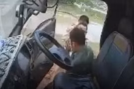 Video: Ba CSGT đập cửa xe, đánh tài xế