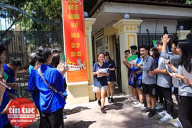 Tuyển sinh vào lớp 10 Hà Nội: Thí sinh tươi cười khi ra khỏi phòng 