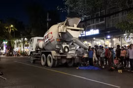 Video: Vướng dây viễn thông rơi xuống đường, thanh niên bị xe bồn cán tử vong