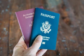 Những quan chức lộ "hộ chiếu kép" gây xôn xao