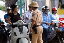 Những người thích đi xe máy tháo gương sẽ nghĩ lại khi biết điều này