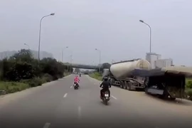 Người phụ nữ quay xe máy giữa đại lộ nhặt đồ bất chấp nguy hiểm