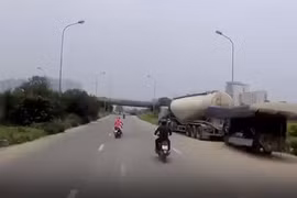 Người phụ nữ quay xe máy giữa đại lộ nhặt đồ bất chấp nguy hiểm