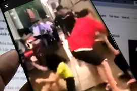 Hai nữ sinh bị chặn đường đánh dã man