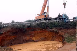 Vỡ đường ống nước sông Đà: Đã uống dầu thải... giờ chết khát?!