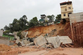 Quảng Ninh: Sạt kè nhà dân, di dời khẩn cấp 16 hộ dân