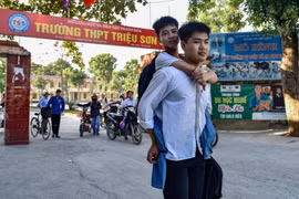 Nam sinh 10 năm cõng bạn không đỗ Y HN: Bác sĩ giỏi không cần đặc cách!