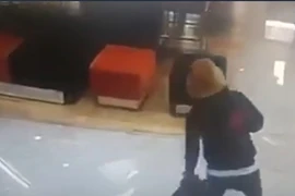 Khoảnh khắc kẻ cướp đổ xăng dọa đốt chi nhánh ngân hàng