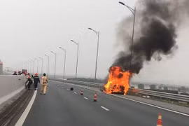 Xe con bốc cháy ngùn ngụt trên cao tốc Hạ Long - Hải Phòng