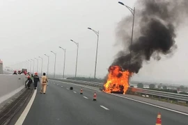 Xe con bốc cháy ngùn ngụt trên cao tốc Hạ Long - Hải Phòng