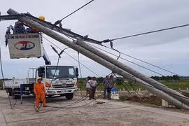 400 cột điện ở Huế bị gãy, đổ: Chỉ 30 cột dự ứng lực, hỏi trách nhiệm EVN Thừa Thiên Huế?