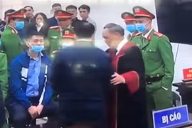 Bắt tay bị cáo Nguyễn Đức Chung, thẩm phán Trương Việt Toàn nói gì?