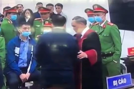 Bắt tay bị cáo Nguyễn Đức Chung, thẩm phán Trương Việt Toàn nói gì?