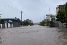 Mưa lớn kéo dài, thành phố Hạ Long “chìm” trong biển nước