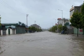 Mưa lớn kéo dài, thành phố Hạ Long “chìm” trong biển nước