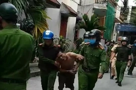 Kẻ “ngáo đá” cầm dao tấn công công an, uy hiếp người dân