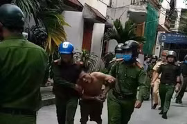 Kẻ “ngáo đá” cầm dao tấn công công an, uy hiếp người dân