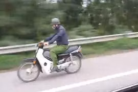 Cảnh sát phóng xe máy trên cao tốc Hà Nội: Nếu đúng... phạt thật nặng?