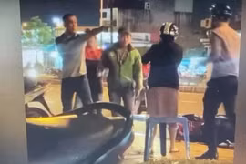 Video: Đánh người sau va chạm giao thông, người đàn ông khúm núm gặp CA