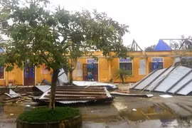 Video: Bệnh viện, trường học tốc mái do bão số 13 Vamco
