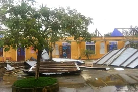Video: Bệnh viện, trường học tốc mái do bão số 13 Vamco