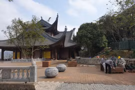 Đại gia Xuân Trường có “chơi trội” khi đưa vợ vào thờ đền Tứ Ân chùa Tam Chúc?