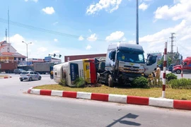 Hải Dương: Xe đầu kéo đâm lật xe buýt trên Quốc lộ 5