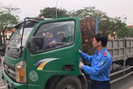 Hải Dương: Lái xe quá tải còn chống đối lực lượng chức năng