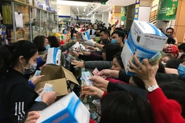 Dân Hà Nội “sướng”: Hít bụi mịn, uống nước váng dầu...chạy dịch Corona