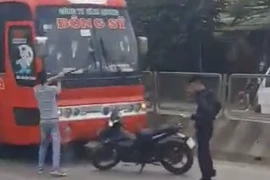 Clip: 2 đối tượng vô cớ lao vào đánh phụ xe rồi đập phá xe khách ngay giữa quốc lộ