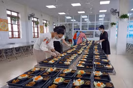 COVID-19: Cô giáo tạm rời xa học sinh, đứng bếp phục vụ người cách ly