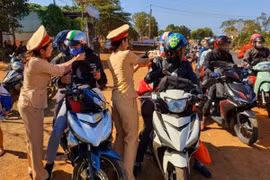 CSGT đổi mũ bảo hiểm cho người dân: “Làm màu” hay “nghĩa đẹp“?