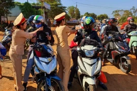 CSGT đổi mũ bảo hiểm cho người dân: “Làm màu” hay “nghĩa đẹp“?