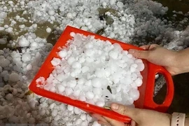 Mưa lớn, mưa đá kèm dông lốc: Hàng nghìn gia đình “mất tết” do nhà hư hỏng