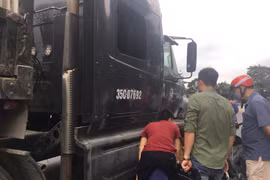 Hải Dương: Container va chạm với xe máy, 2 người tử vong