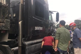 Hải Dương: Container va chạm với xe máy, 2 người tử vong